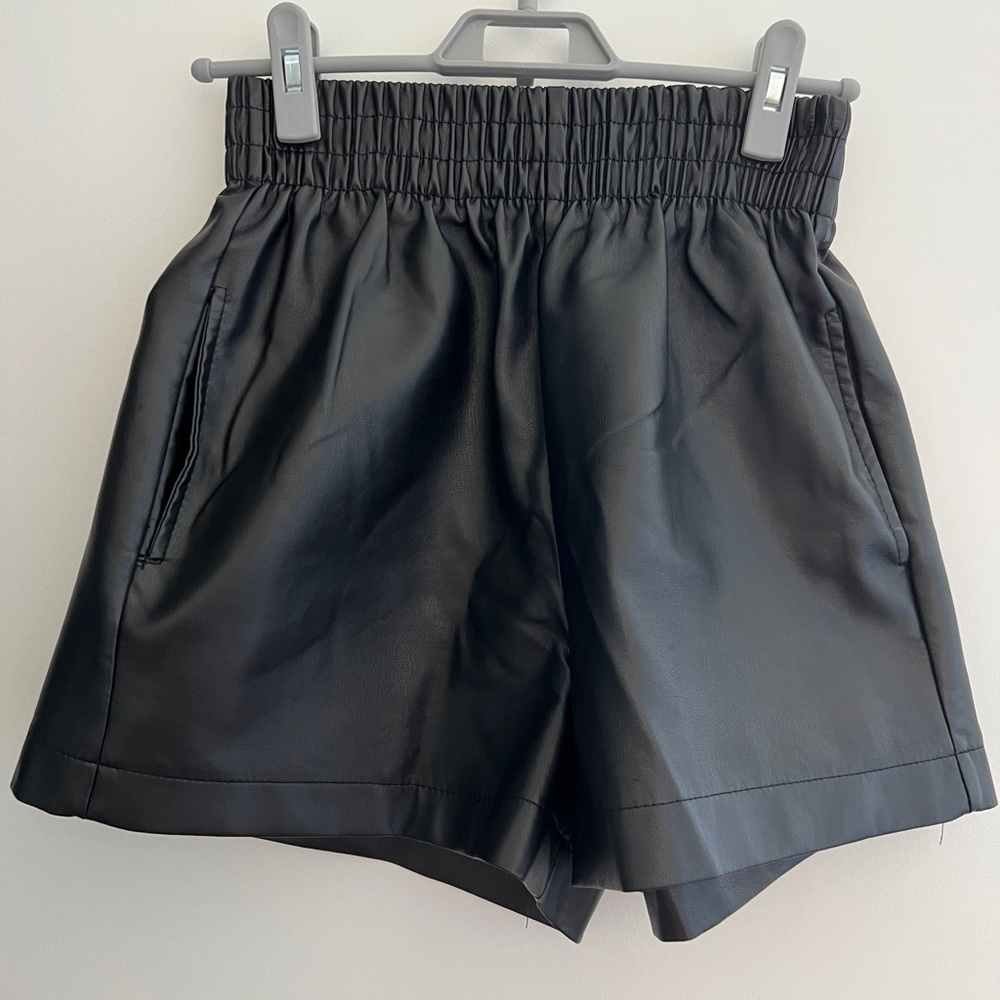 CHUU One Size Faux Leather Shorts